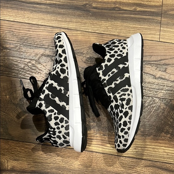 Adidas Women’s Black and White Sneakers. EUC. - Picture 4 of 6